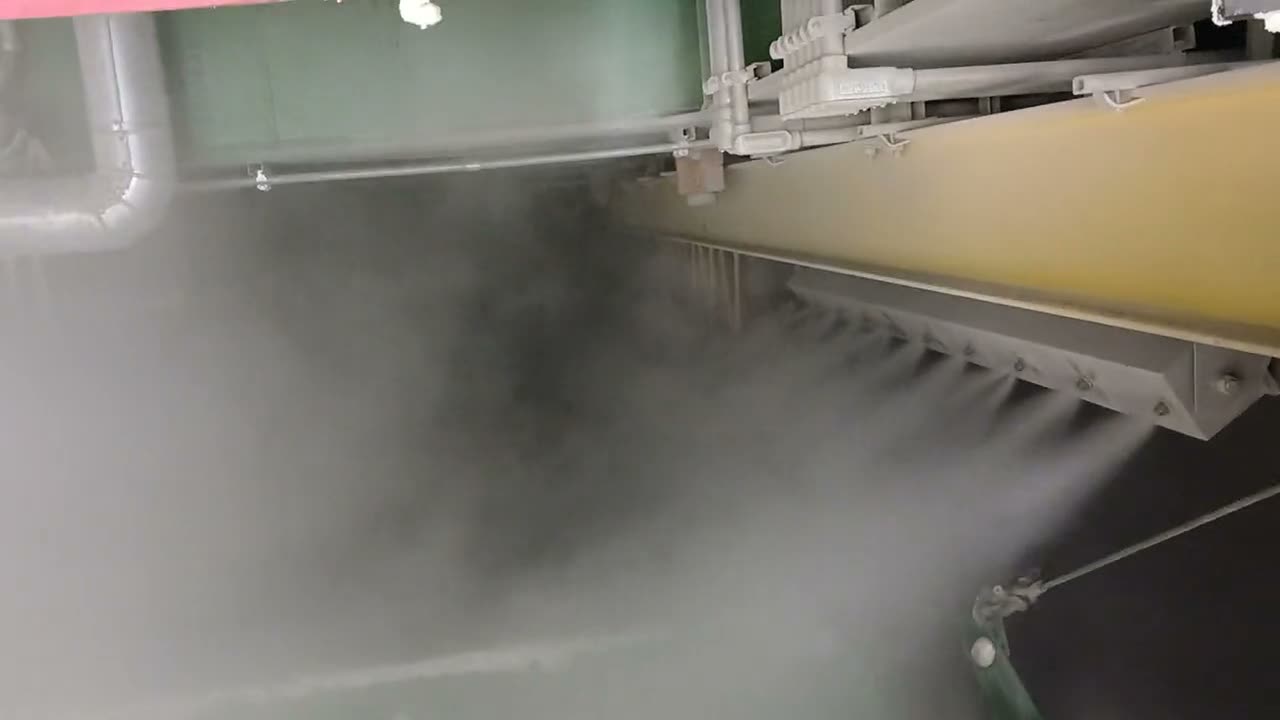 Barras de aspersión TRC generando niebla seca sobre un punto de transferencia
