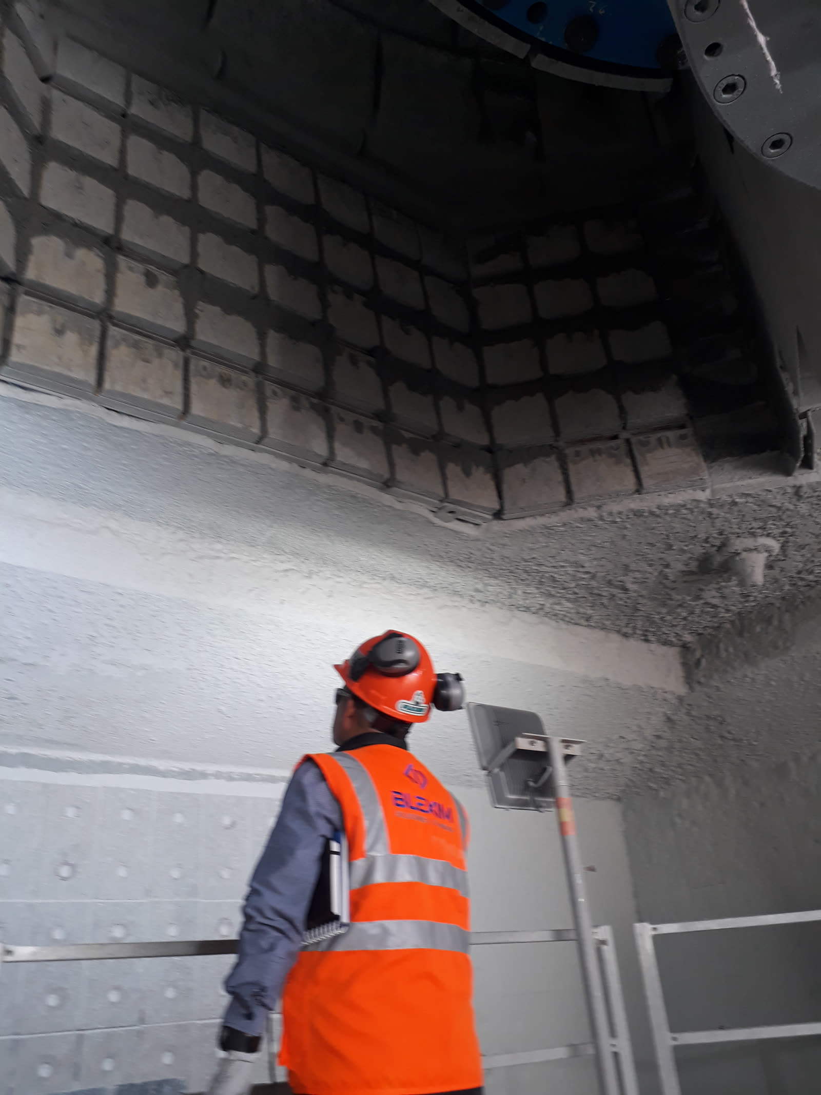 Técnico de Blexim inspeccionando el revestimiento antidesgaste del interior de un chute